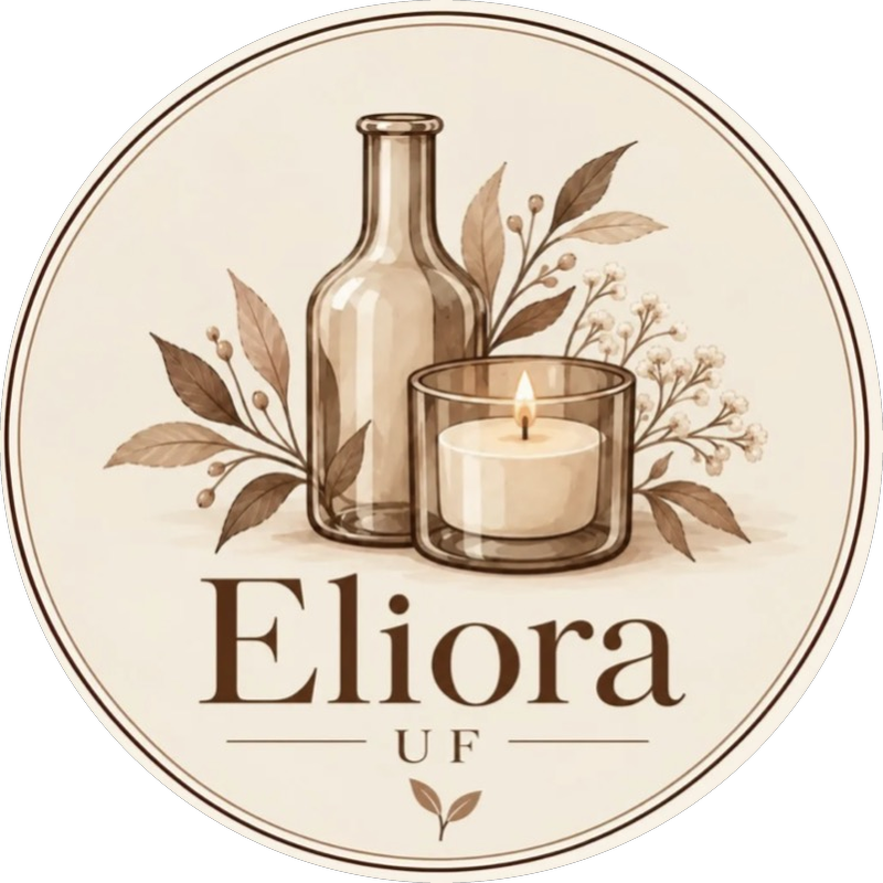 Eliora UF:s logga: en glasflaska och ett tänt ljus bland blad och blommor